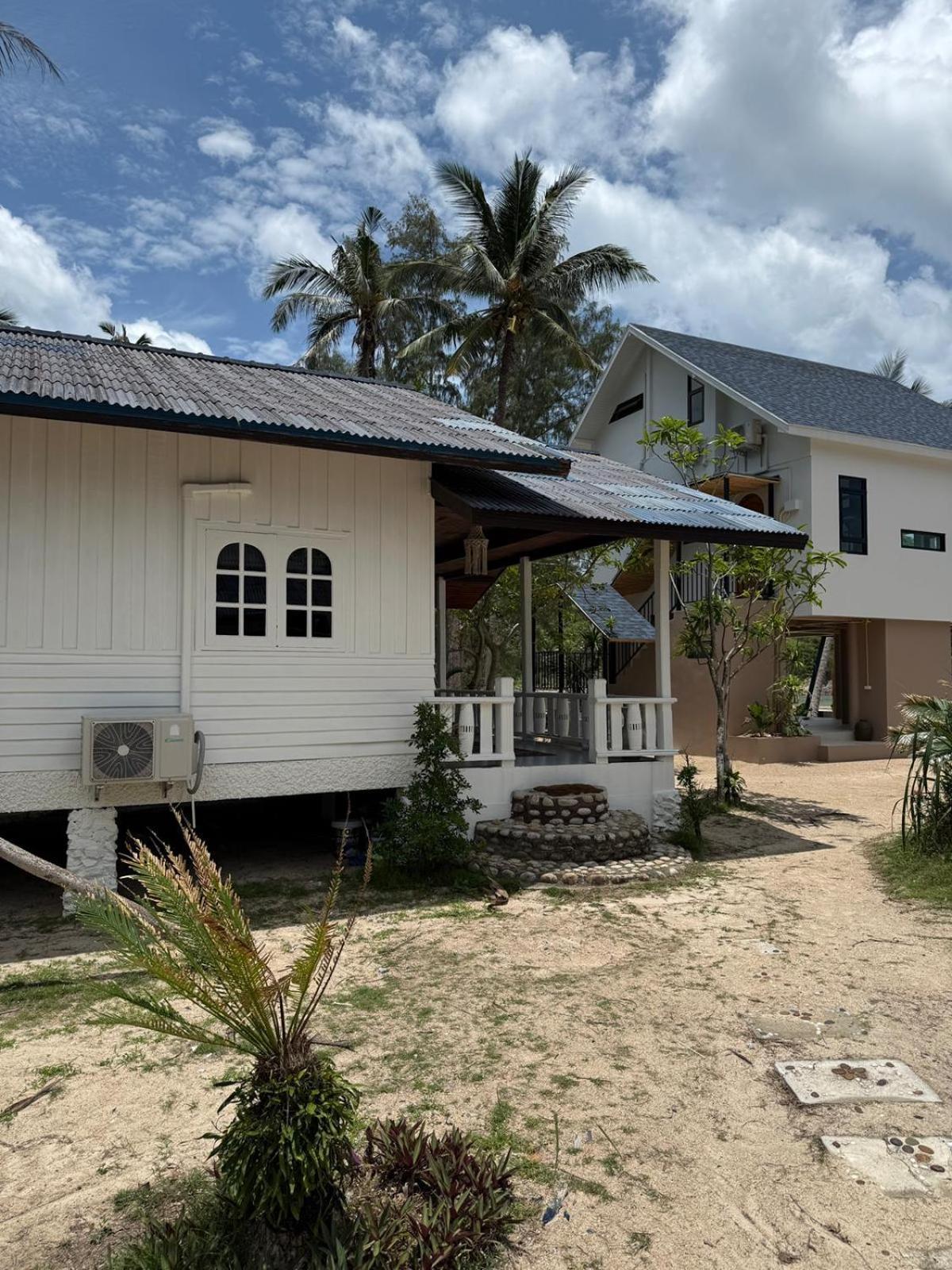 Beachfront House In Chaloklum *